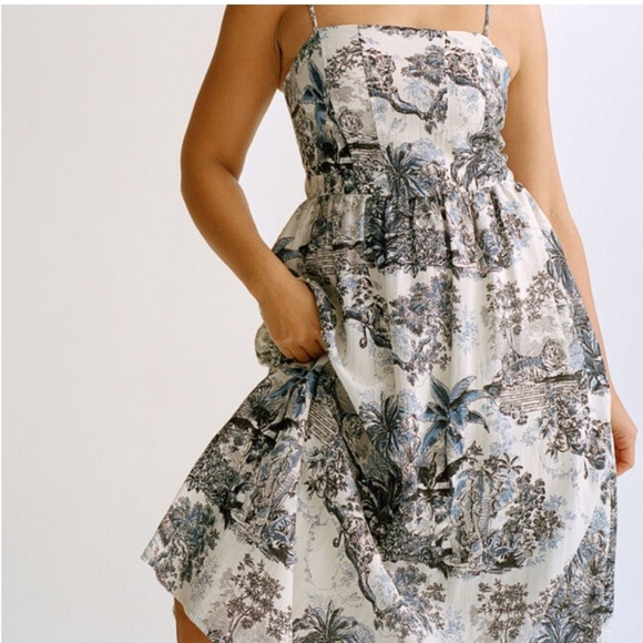 H&M Dresses & Skirts - Elegant H & M midi Summer Dress Gorgeous pattern + quality looks designer L